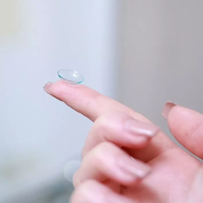 Kontaktlinsen auf einem Finger