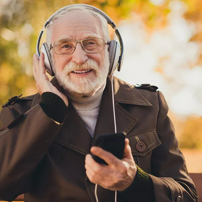 Mann unterwegs macht den Online-Hörtest am Smartphone