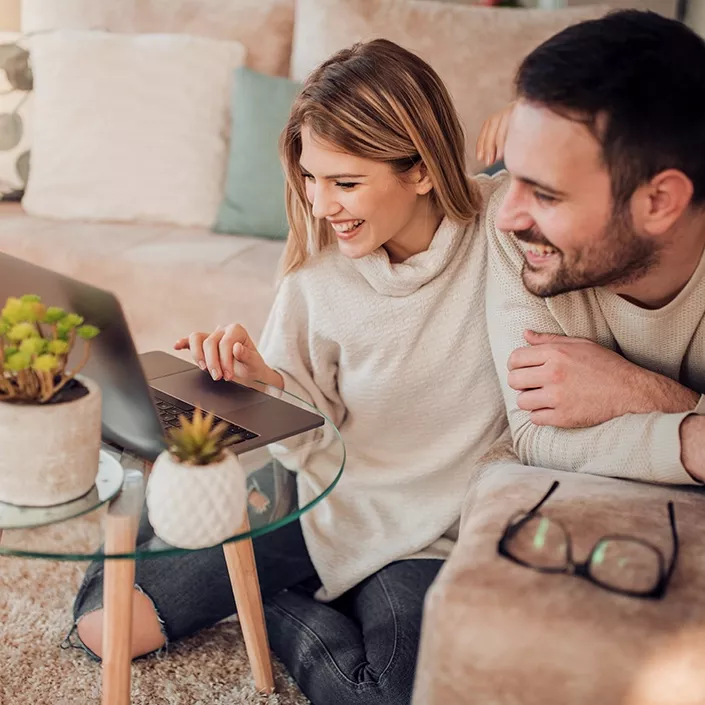 Mann und Frau vor dem Laptop