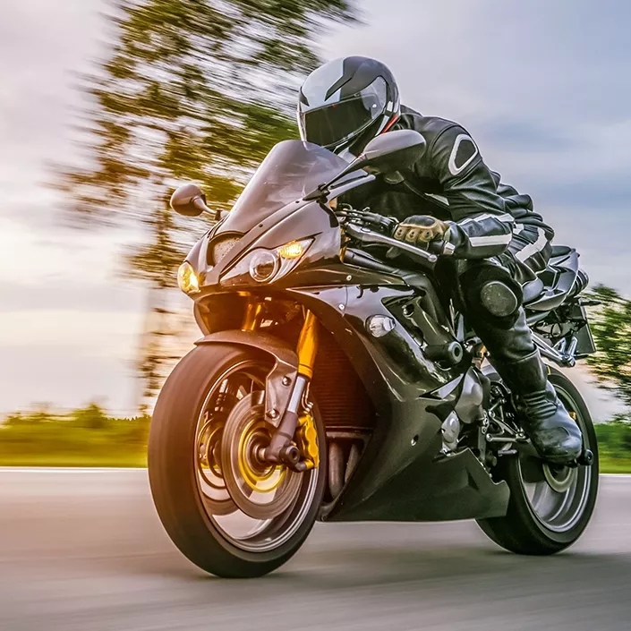 Motorradfahrer auf der Straße