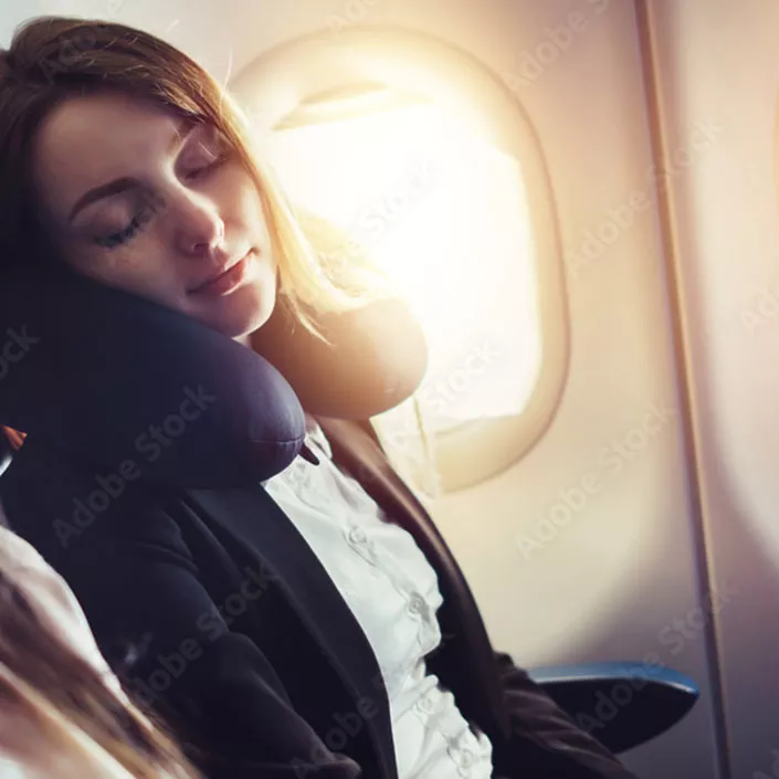 Frau entspannt im Flugzeug