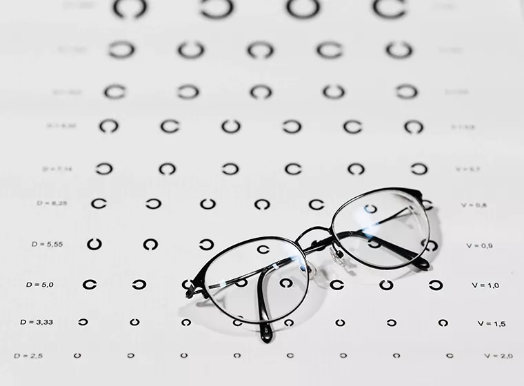 Landolt-Sehtest und Brille