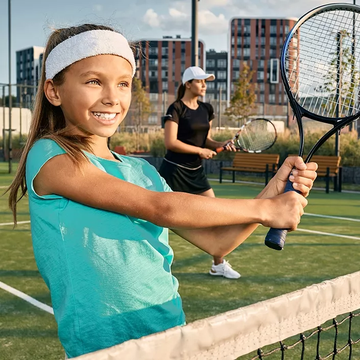 Kind beim Tennis spielen