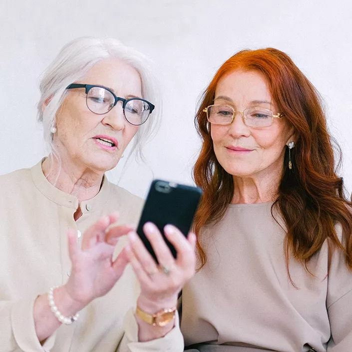 Zwei ältere Frauen mit Gleitsichtbrillen