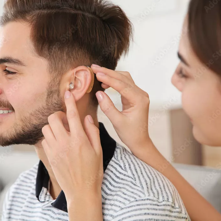 Mann mit Hinter-dem-Ohr-Hörgerät
