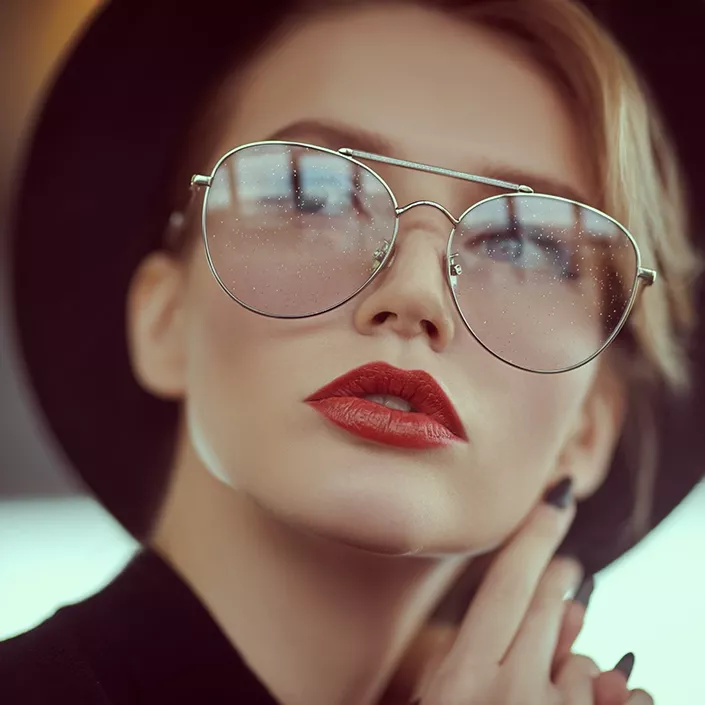 Nahaufnahme: Frau mit stylischer Sonnenbrille