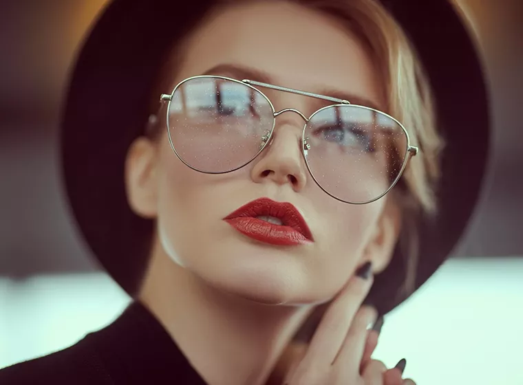 Frau mit Sonnenbrille