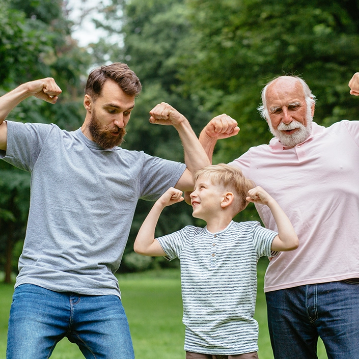 3 Generationen: Opa, Vater, Kind